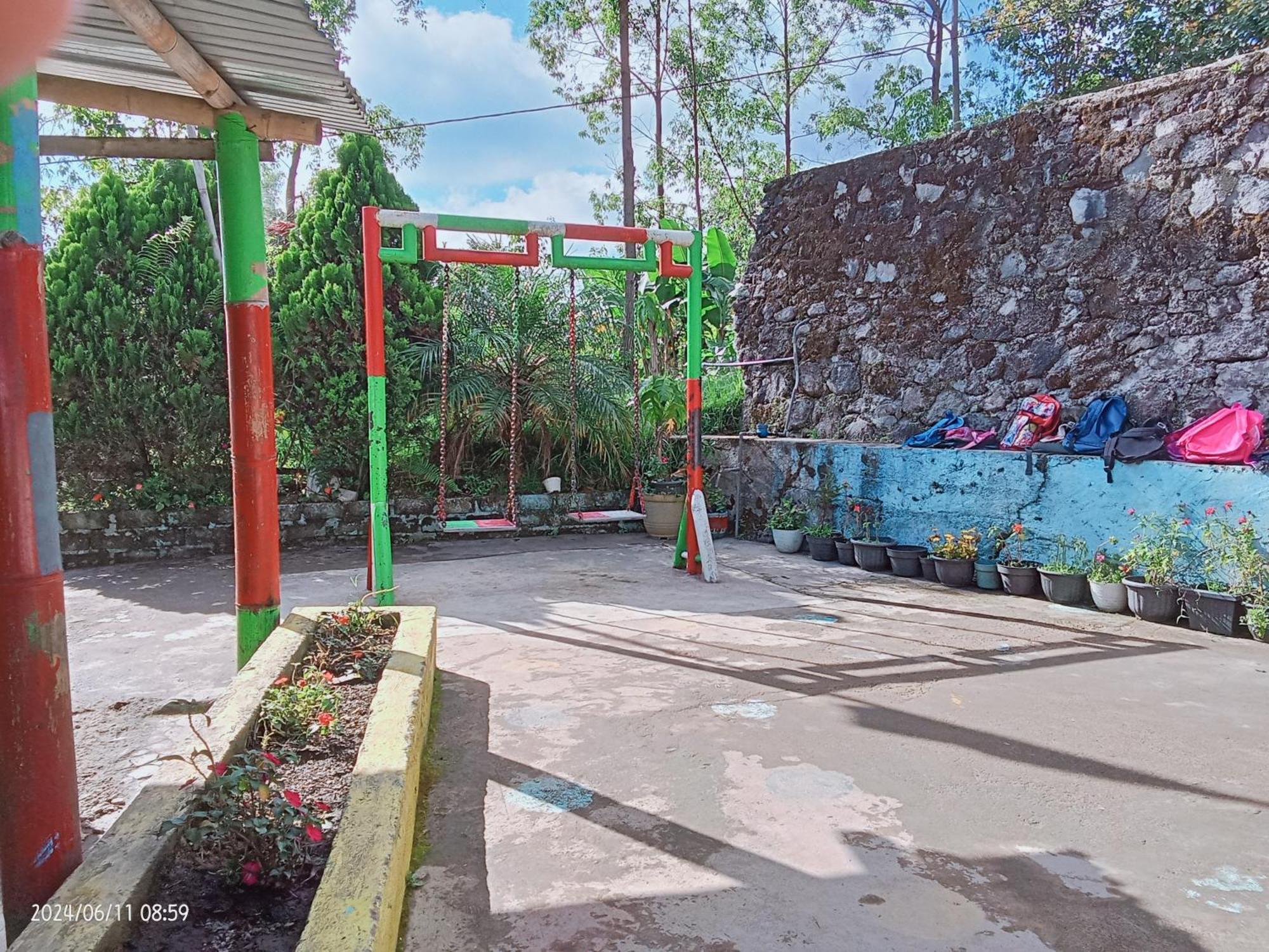Petra Homestay Bangka Leda Ruteng Exterior photo