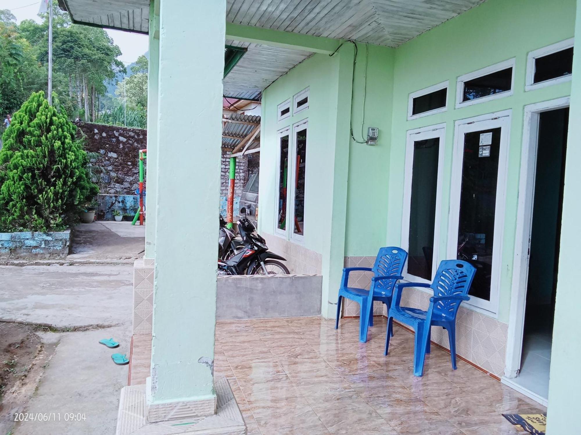 Petra Homestay Bangka Leda Ruteng Exterior photo